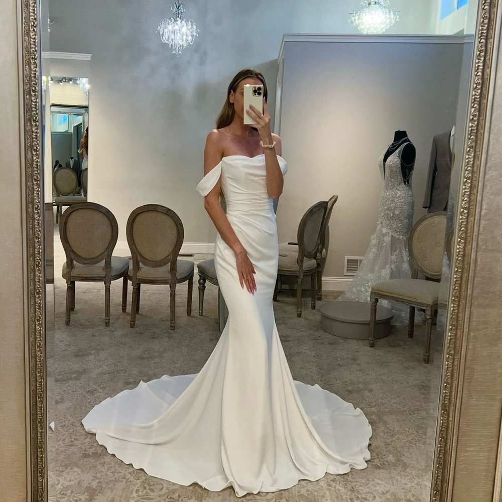 NEW/UNUSED Elegant White Bridal Gown with Adjustable/Removable Straps